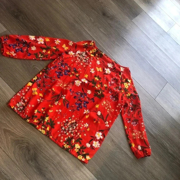 New York And Company Cold Shoulder Top Red Floral Lightweight Womens Size Small - Picture 13 of 14